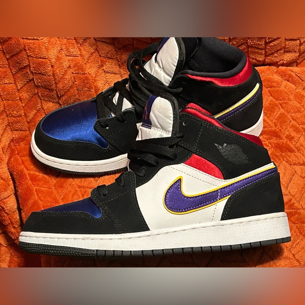 🔥🔥JORDAN 1 MID GS ‘RIVALS’🔥🔥 - Picture 4 of 6